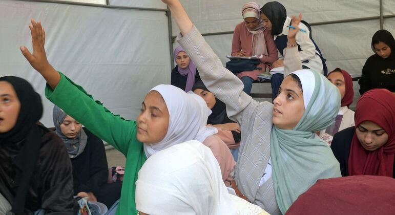 加沙地带代尔巴拉赫一所学校里，女孩们正在联合国儿童基金会支持的学习中心上课。